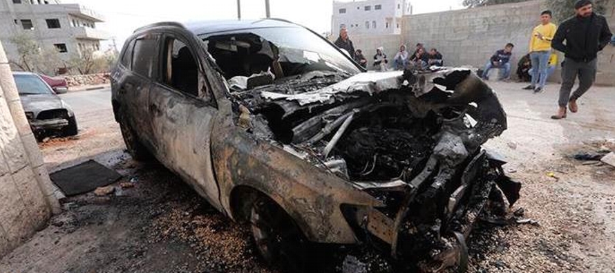 Los israelíes prendieron fuego a cinco vehículos y pintaron más de 20...