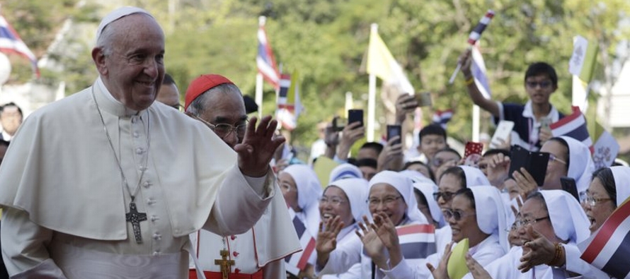 Miles de tailandeses recibieron al pontífice en la parroquia de San Pedro, una comunidad...