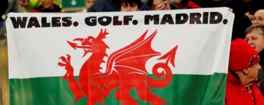 Bale festejó con una bandera que decía “Gales, el golf, Madrid. En ese...