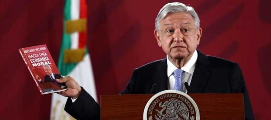 Un nuevo libro del presidente de México, Andrés López Obrador, en el que...
