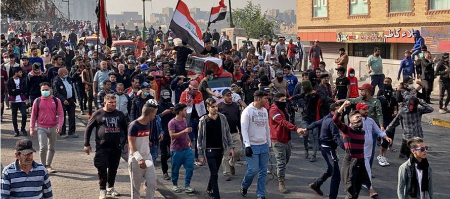 Los enfrentamientos en la histórica calle Rasheed de Bagdad continuaron el domingo por...