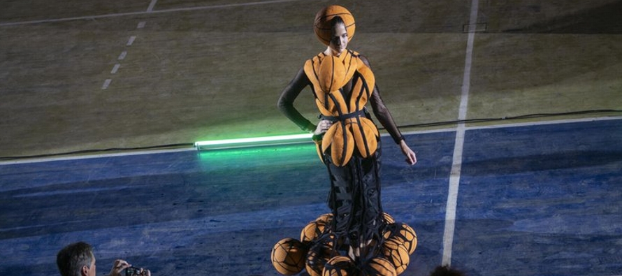 La marca de moda Clandestina convocó el viernes a la noche a un desfile con sus creaciones...