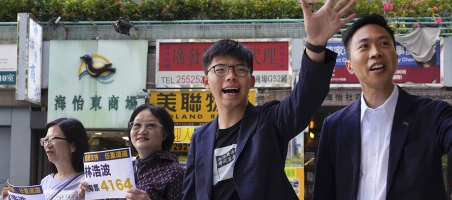 El mayor partido prodemocracia hongkonés obtuvo casi el 90% de los 452 puestos de concejal...