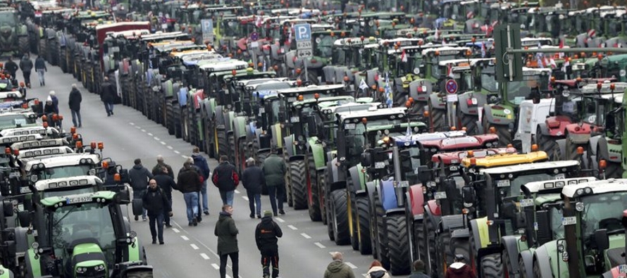 Unos 10,000 agricultores con 5,000 tractores y otros vehículos pesados entraron a la ciudad,...