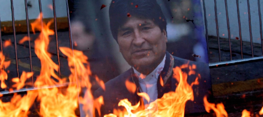 Morales ha sido derrocado. Desde su exilio en México es testigo de cómo la clase...