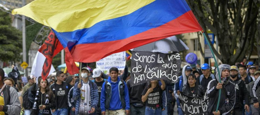 Las movilizaciones, que comenzaron con seguimiento desigual en Bogotá y provocaron bloqueos...
