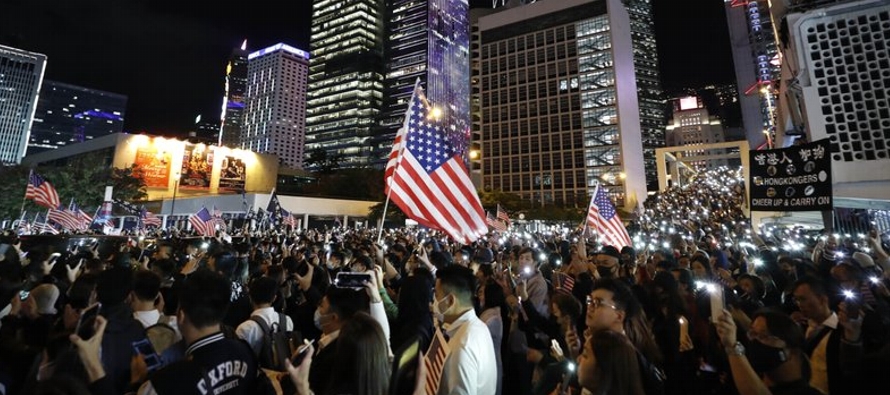 Miles de activistas a favor de la democracia atestaron una plaza en el centro de Hong Kong el...