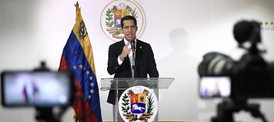 Guaidó acusó al oficialismo de, a través de empresarios que supuestamente se...