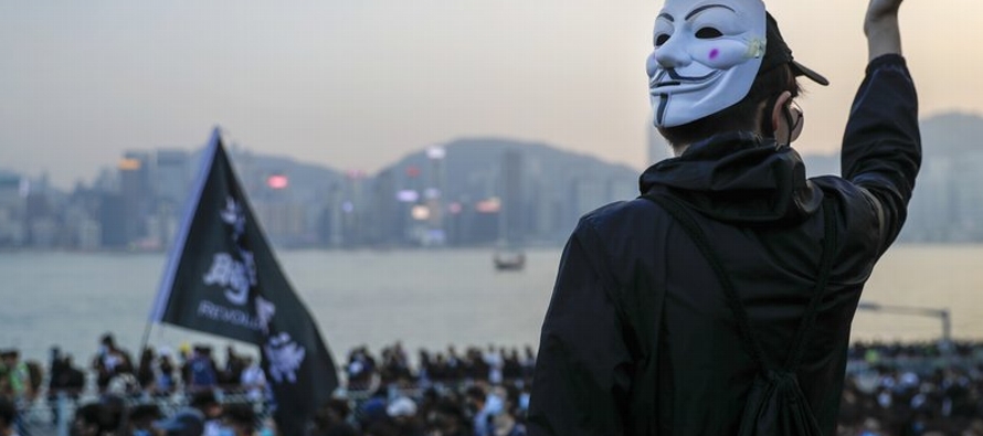 Marchando desde el lado de Kowloon de Victoria Harbour, los manifestantes intentaron mantener la...