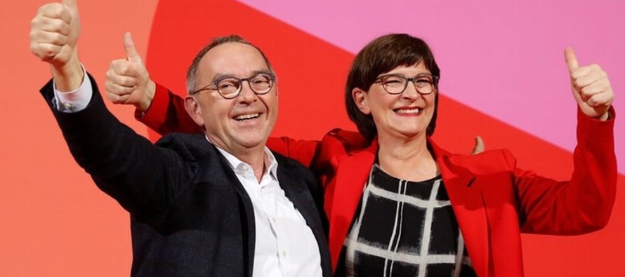 El SPD dijo que Norberto Walter-Borjans y su compañera de fórmula Saskia Esker...