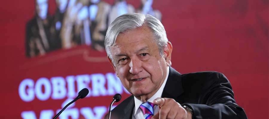 ¿Qué nos dice esto? Pues que los mexicanos ven a López Obrador a media tabla...