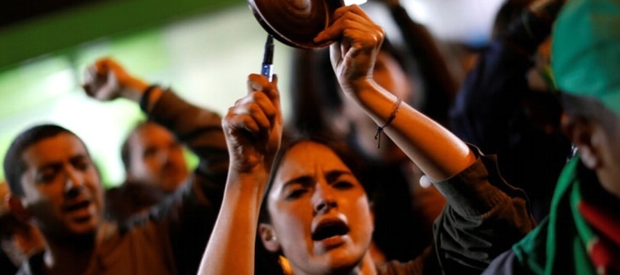 El Gobierno de Colombia solicitó el lunes a los organizadores de las protestas suspender una...