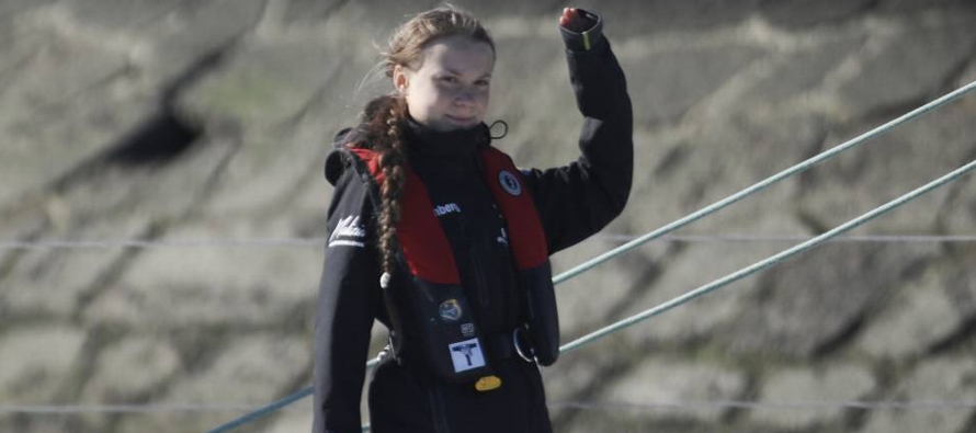 La adolescente ha desembarcado con su cartel de Skolstrejk för Klimatet (huelga escolar por el...