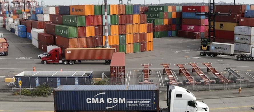 El Departamento de Comercio informó el jueves que la brecha entre los productos exportados...