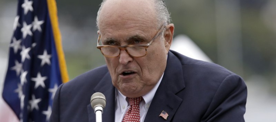 Giuliani estaba en el centro de esos esfuerzos, dirigiendo una diplomacia paralela hasta mediados...