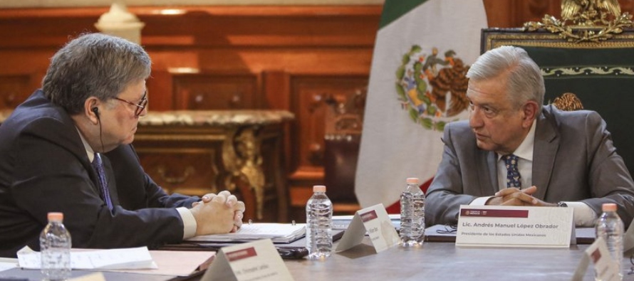 Andrés Manuel López Obrador tuiteó una foto de sí mismo conversando con...