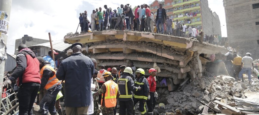 El jefe de policía de Nairobi, Philip Ndolo, dijo que la gente removió escombros con...