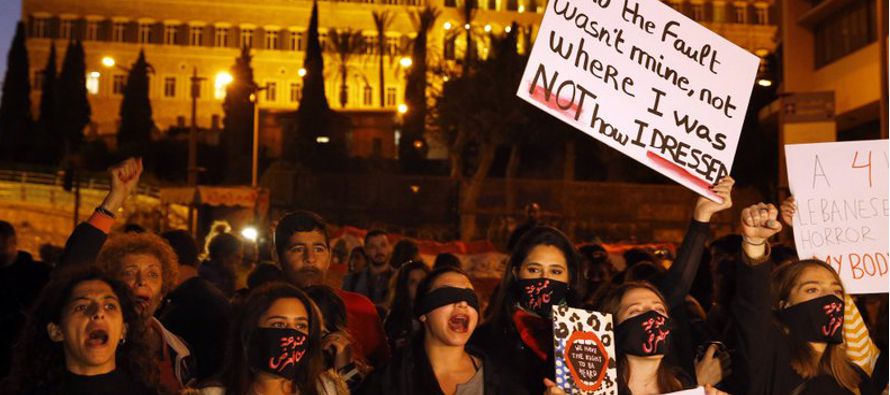 Mujeres libanesas salieron el sábado a las calles de Beirut para protestar contra el acoso...