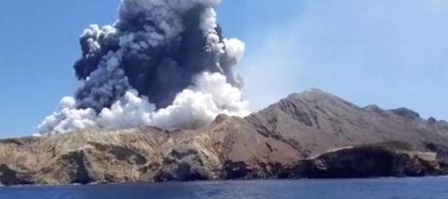 El volcán, situado frente a la Isla Norte de Nueva Zelanda, erupcionó sorpresivamente...