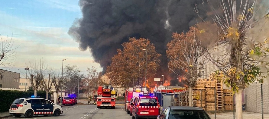El departamento regional de bomberos dijo haber enviado unos 30 equipos para extinguir el incendio,...