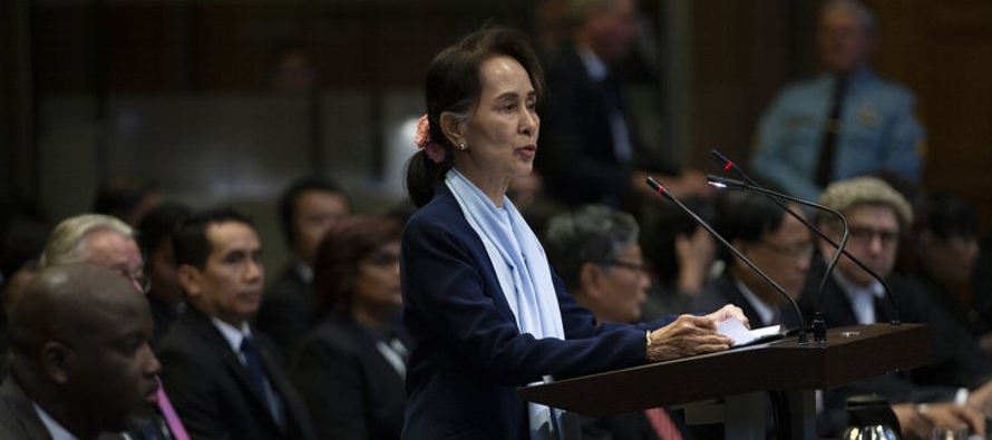 Con un tono comedido, Suu Kyi refutó con tranquilidad las acusaciones de que el...