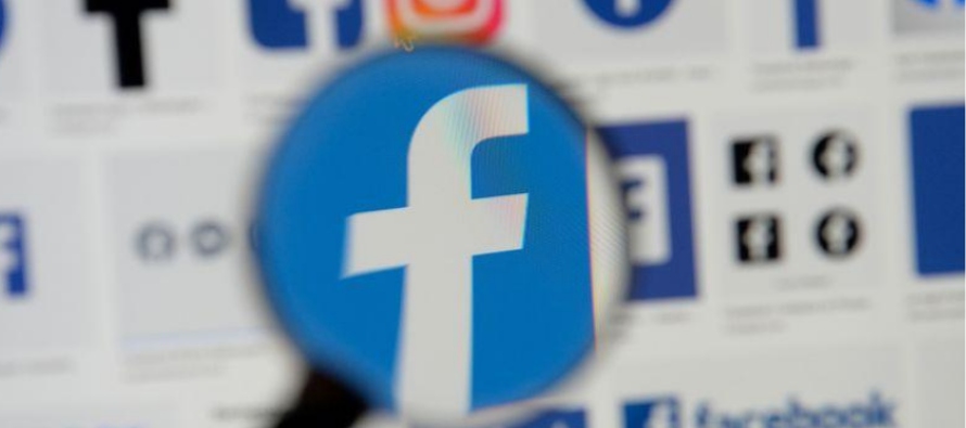 Facebook está en la mira de reguladores y el público por su manejo de los datos de...