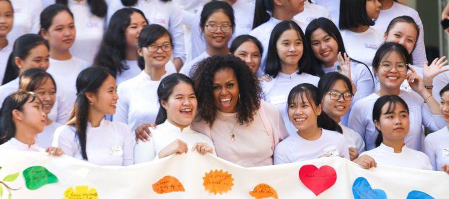 La ex primera dama de Estados Unidos Michelle Obama instó el jueves a las niñas a...