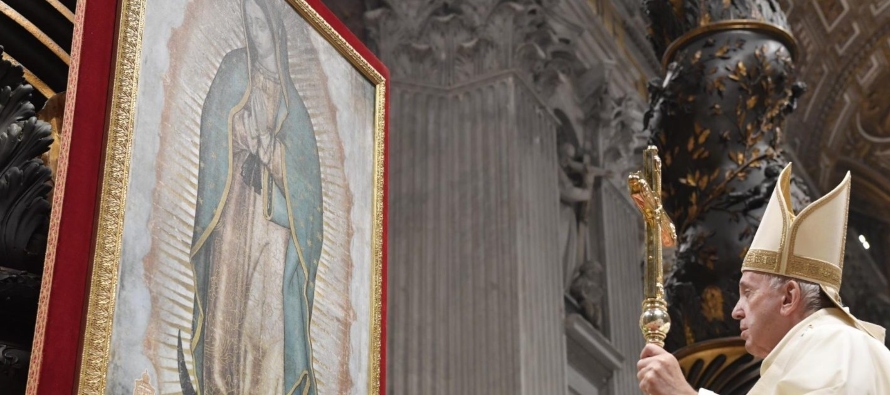 Antes de comenzar la Misa, el Papa incensó el cuadro de la Virgen de Guadalupe colocado para...