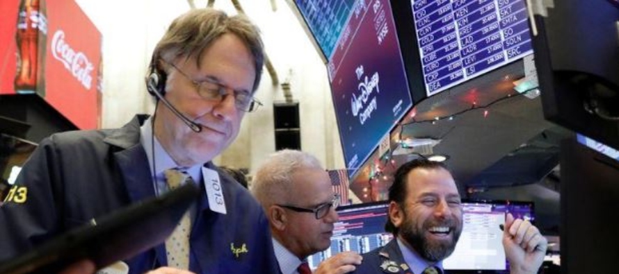 El Promedio Industrial Dow Jones superó su récord de cierre de noviembre, mientras...