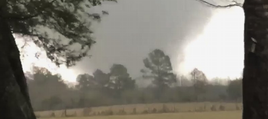 Una persona murió cuando un posible tornado destruyó una vivienda en Luisiana. Los...