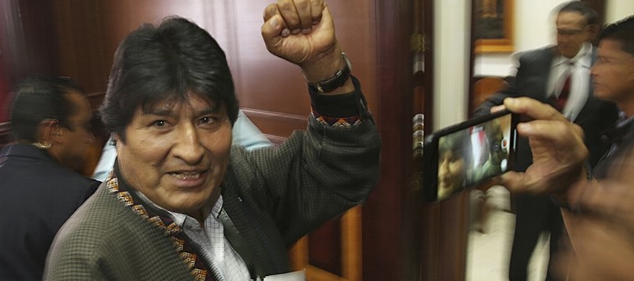 Desde que renunció hace 35 días cercado por protestas, Morales no ha dejado de...
