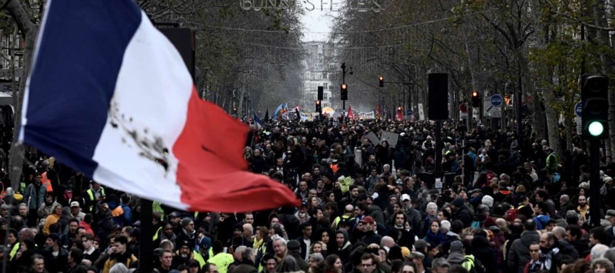 "No hay marcha atrás", gritaban los manifestantes. "Macron ya ha hecho...