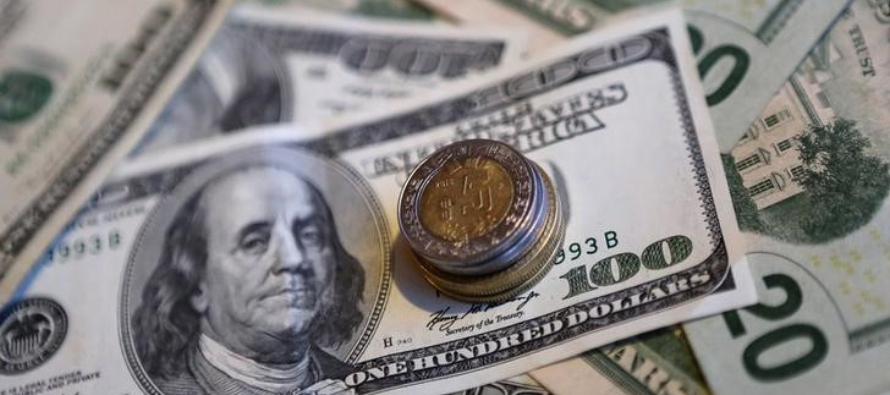 La moneda cotizaba en 18.9670 por dólar, con una pérdida del 0.22% frente a las...