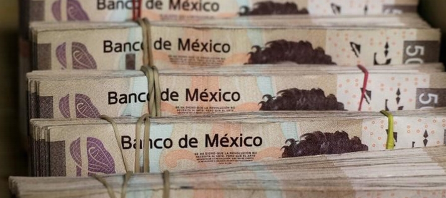 El peso mexicano cotizaba en 18,9838 por dólar, con una baja del 0,13% frente a los 18,9600...