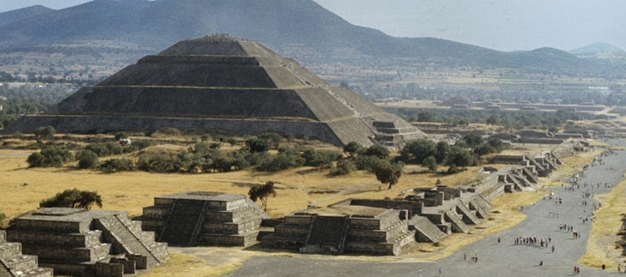 Cada año, millones de turistas visitan las imponentes pirámides y templos de la...