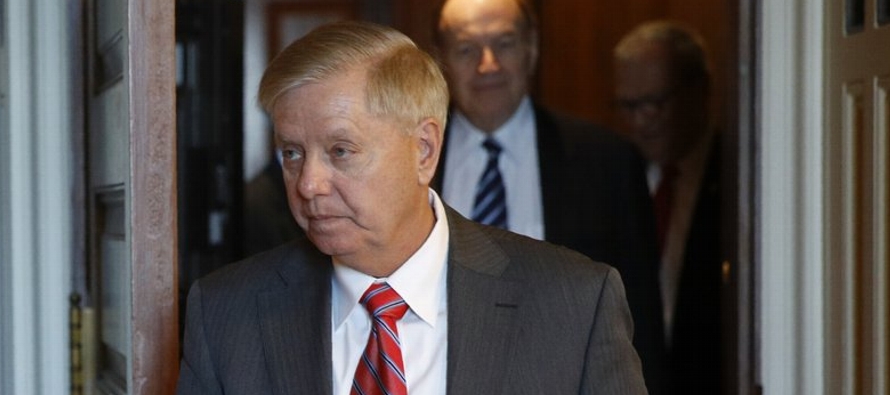 El senador republicano Lindsey Graham, un firme aliado suyo, salió de una reunión en...