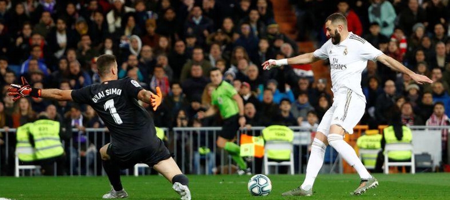 Karim Benzema no pudo anotar después de superar al arquero rival Unai Simón, en un...