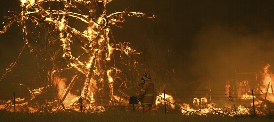 Unos 200 incendios arden en cuatro estados, más de la mitad en Nueva Gales del Sur. Sesenta...