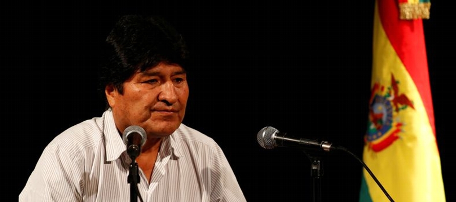 Morales, quien renunció al cargo en medio de presiones de mandos militares, llegó en...