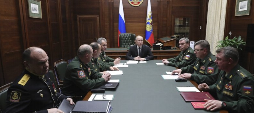 En una reunión con el alto mando militar, Putin dijo que por primera vez en la historia,...
