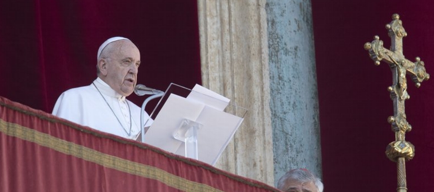El papa dijo a decenas de miles de turistas, peregrinos y romanos reunidos en la Plaza de San Pedro...