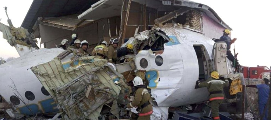 El avión de pasajeros de Bek Air se estrelló contra una barrera de concreto y un...