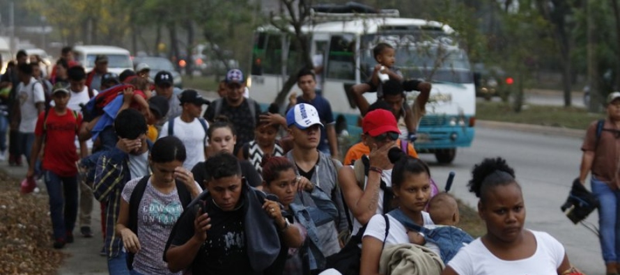 El gobierno del presidente Juan Orlando Hernández culpa a los traficantes de personas y...