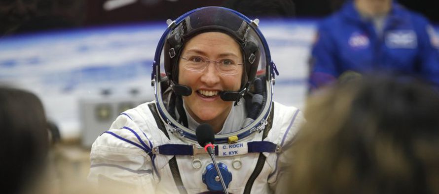 Una astronauta de Estados Unidos impuso el sábado un récord por el vuelo espacial...