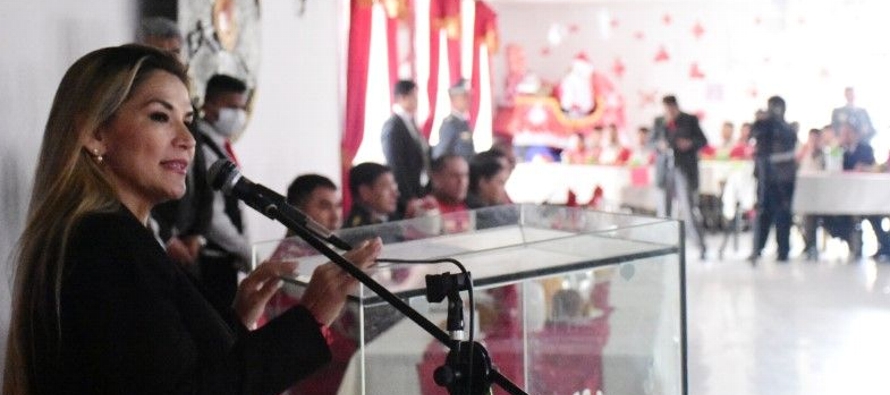 La presidenta interina de Bolivia, Jeanine Añez, dio a la representante mexicana...