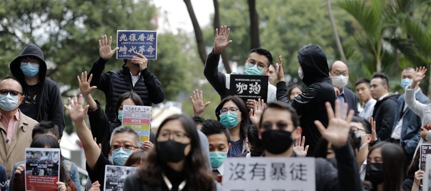 Muchos manifestantes están preocupados porque China está reforzando gradualmente su...