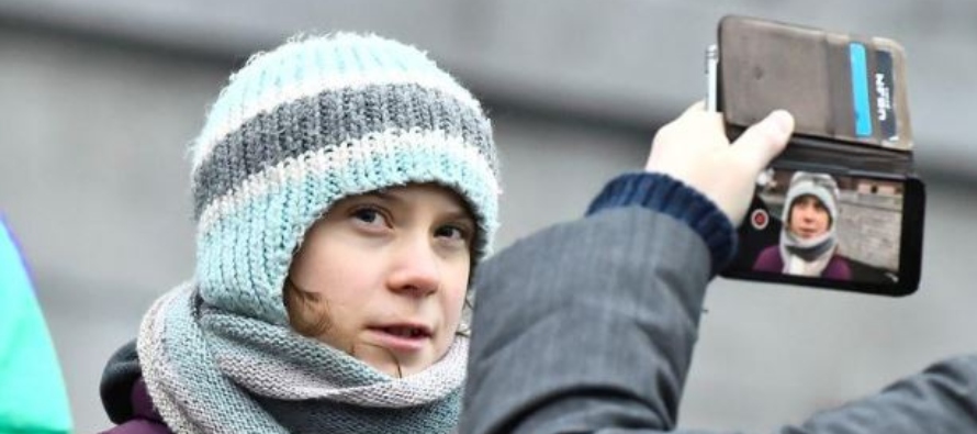 La activista climática desafió el frío invernal de su Estocolmo natal para...