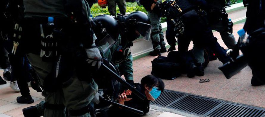 Los manifestantes en Sheung Shui se dirigieron a los llamados “comerciantes paralelos”...
