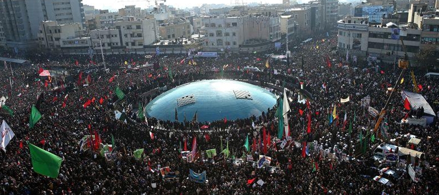 El alcance de la multitud en Teherán, que según medios estatales llegó a...