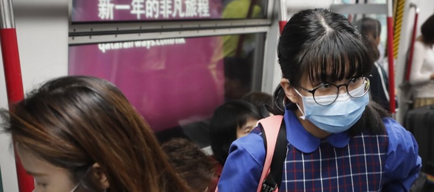 En Hong Kong, un total de 15 pacientes eran atendidos el domingo por síntomas entre los que...